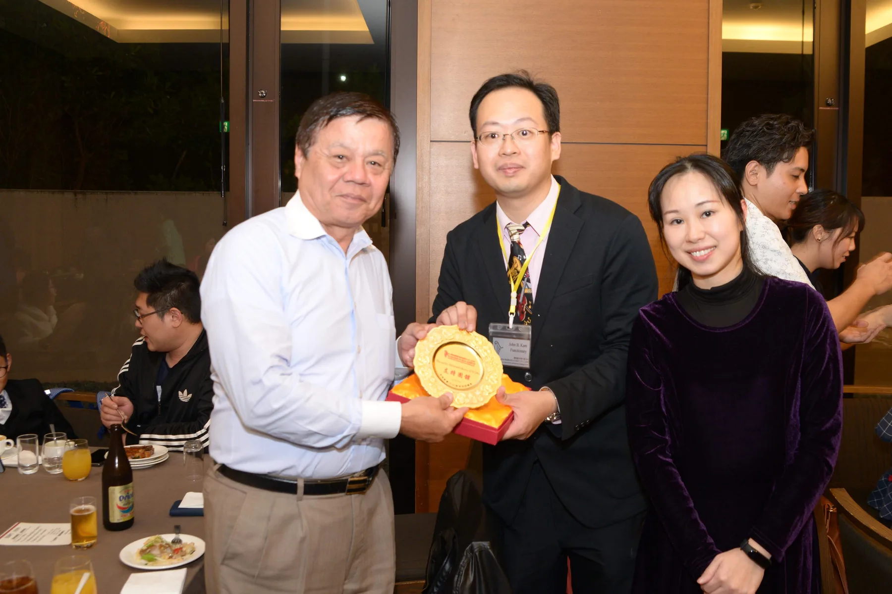 香港及沖繩合作伙伴於交流晚宴互贈紀念品