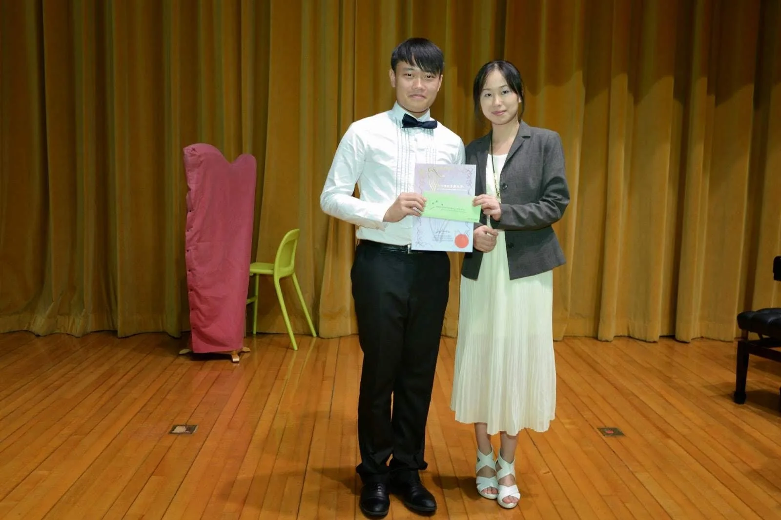 獎學金得主手持證書及獎學金