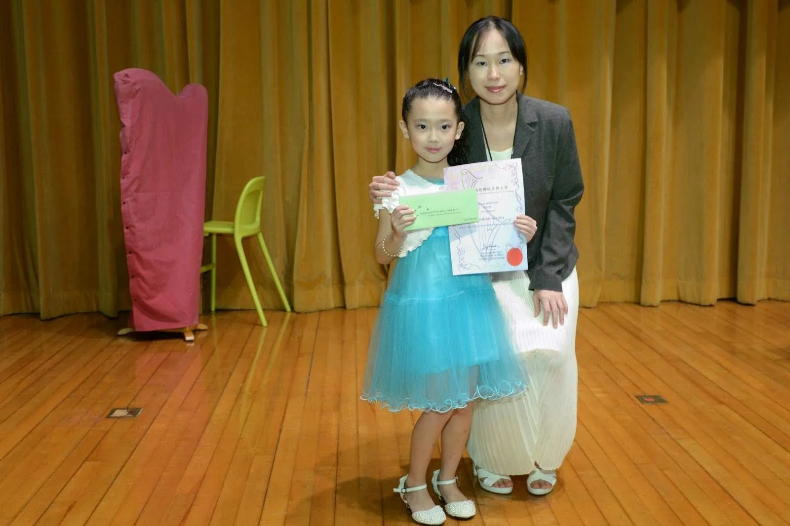 年幼獎學金得主於舞台領獎